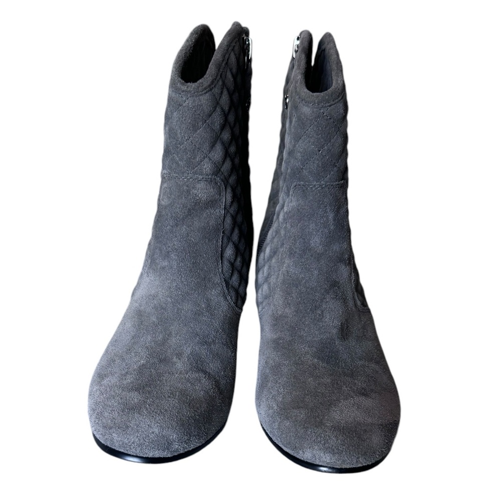 Isaac Mizrahi Kelly Quilted Heel Bootie Grey Suede - Leather Size 7 Women’s - Picture 2 of 13